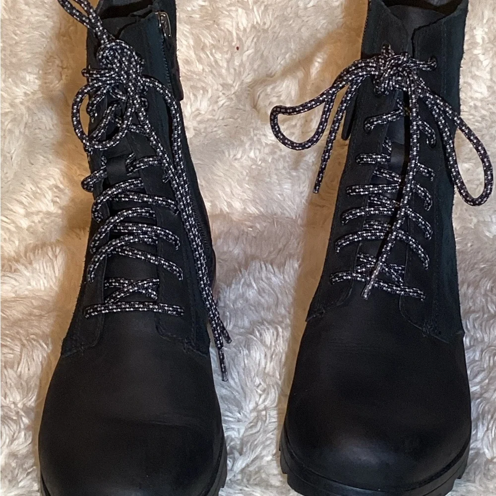 Sorel Emilie Short black leather Lace Boot size 10